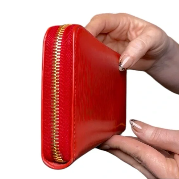 Prada zip-around continental wallet in Vitello Move leather in red (Lacca) - Picture 9 of 14